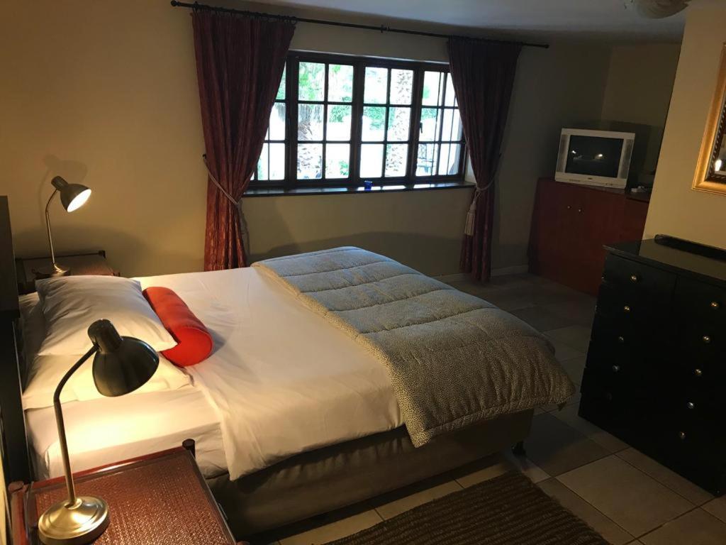 Golf And Garden Guesthouse Somerset West Ngoại thất bức ảnh